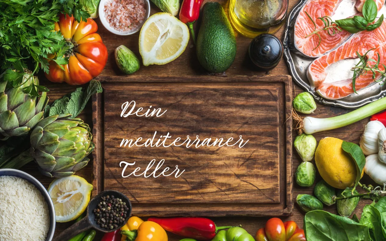 Verschiedene Lebensmittel wie Lachs, Tomaten, Olivenöl, Zitronen, Kräuter, Reis, Knoblauch und Salat sind um ein Holzbrett drapiert.