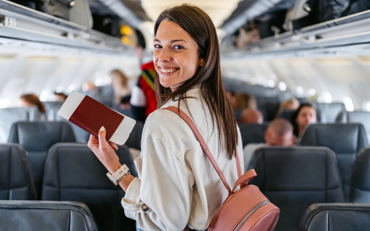 Junge Frau beim Einsteigen in ein Flugzeug