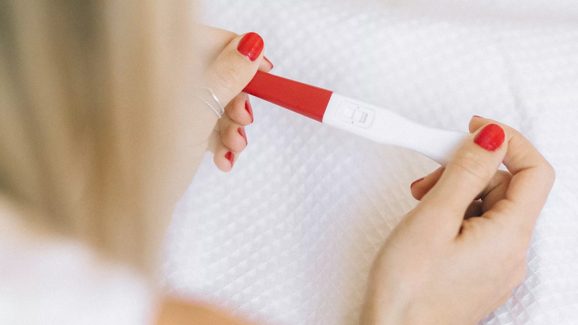 Eine Frau mit Kinderwunsch macht einen Ovulationstest. 