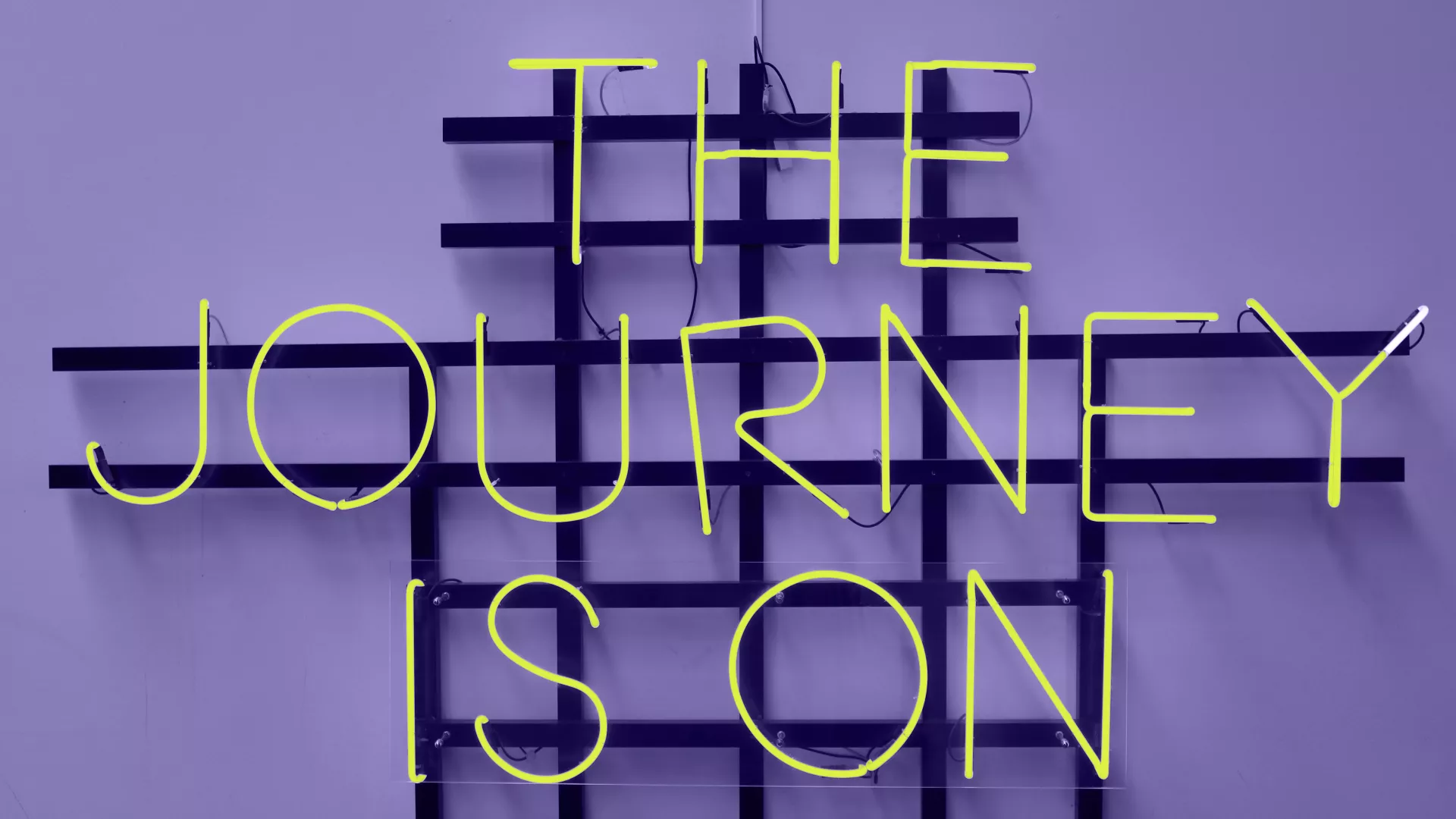 Der Schriftzug "The Journey is on" hängt an einer Wand. 