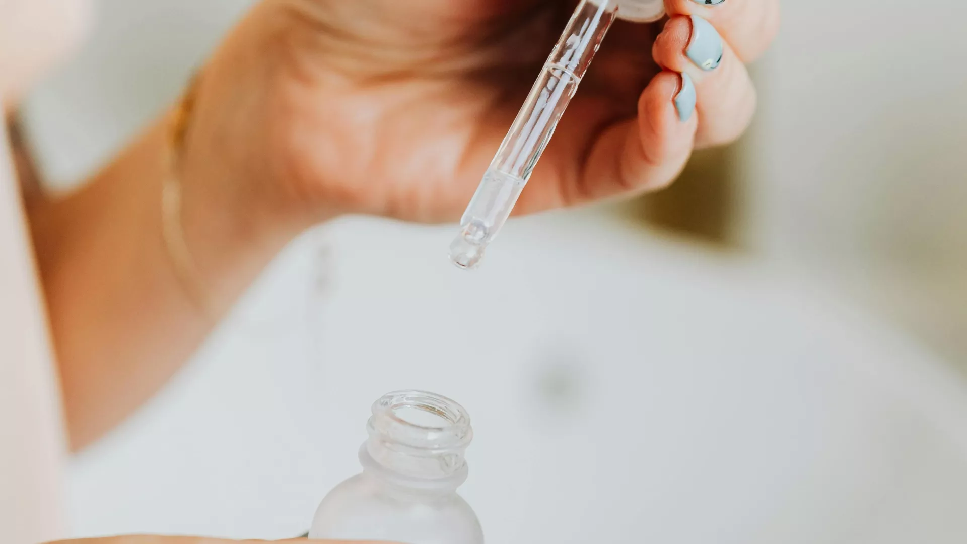 Eine Frau mit Kinderwunsch nimmt Vitamin-D-Tropfen.