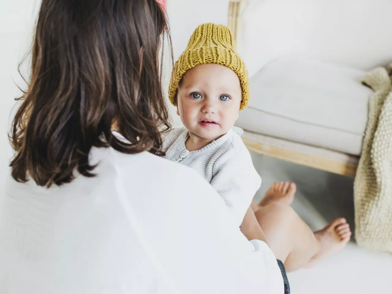 Eine Frau hält ein Baby auf dem Arm. 