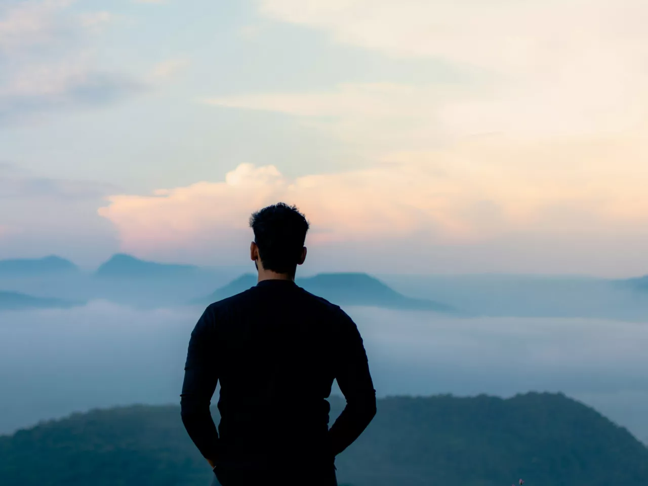 Ein Mann mit Kinderwunsch schaut in die Natur. 