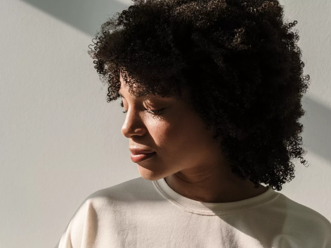 Eine Frau mit Kinderwunsch denkt über Vitamin D und andere Nahrungsergänzungsmittel nach.