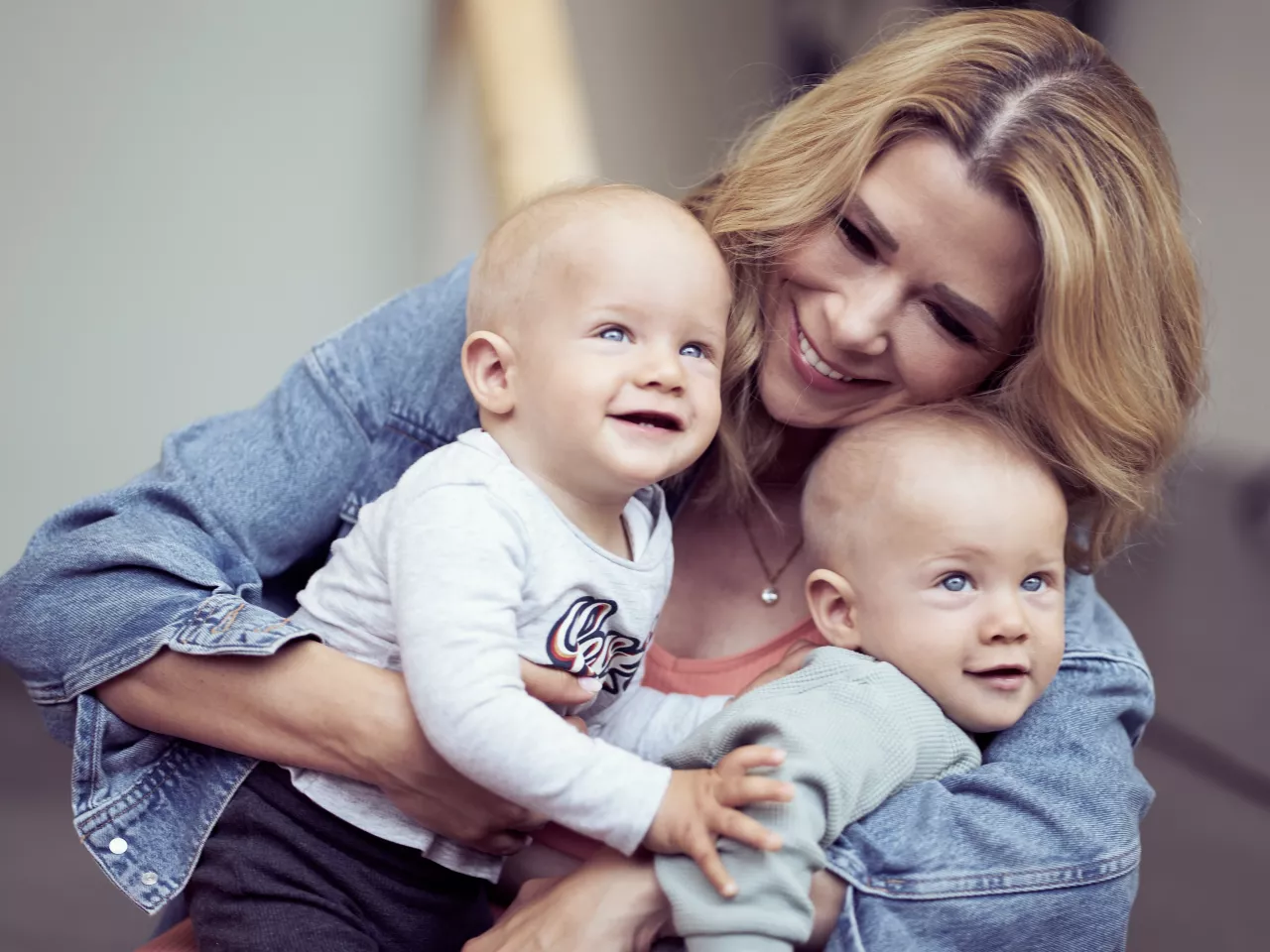 Tanja Szewczenko mit ihren Söhnen Leo und Luis. 
