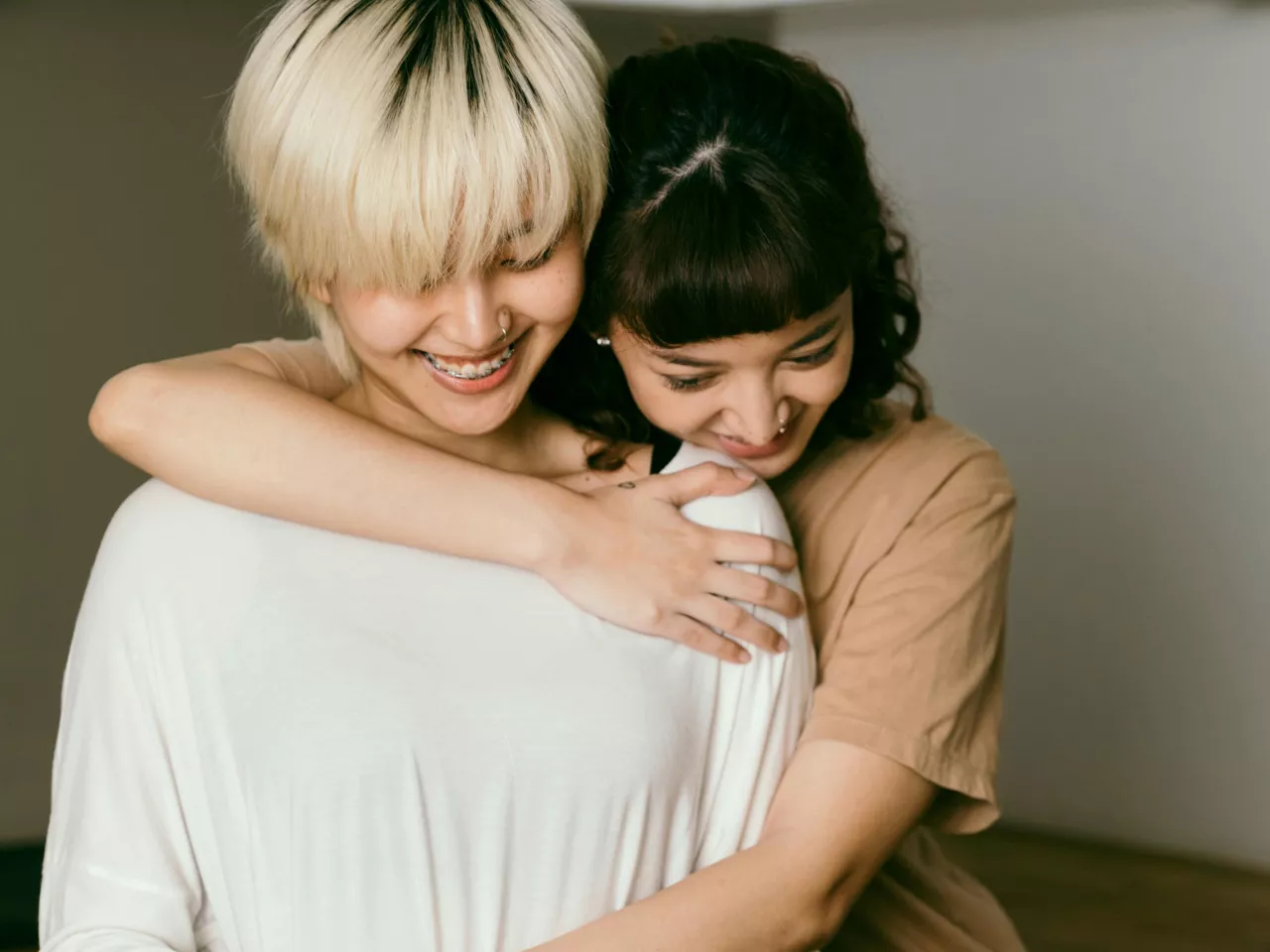 Zwei Frauen mit Kinderwunsch umarmen sich.
