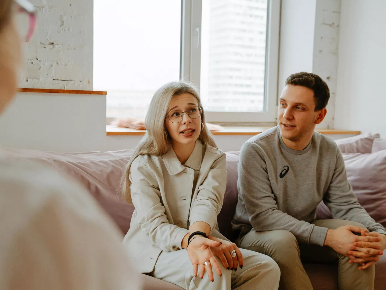 Ein Paar mit Kinderwunsch spricht mit einer dritten Person. 