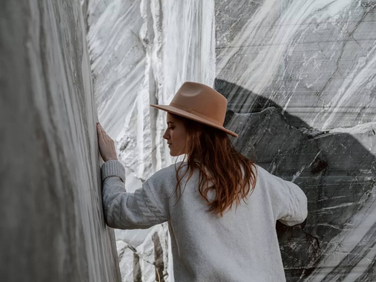 Eine Frau mit Kinderwunsch ist von hinten zu sehen. 