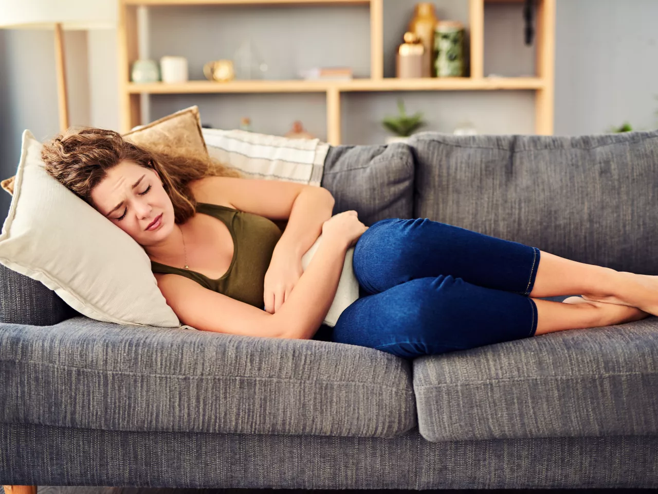 Eine Frau mit Endometriose / Menstruationsbeschwerden