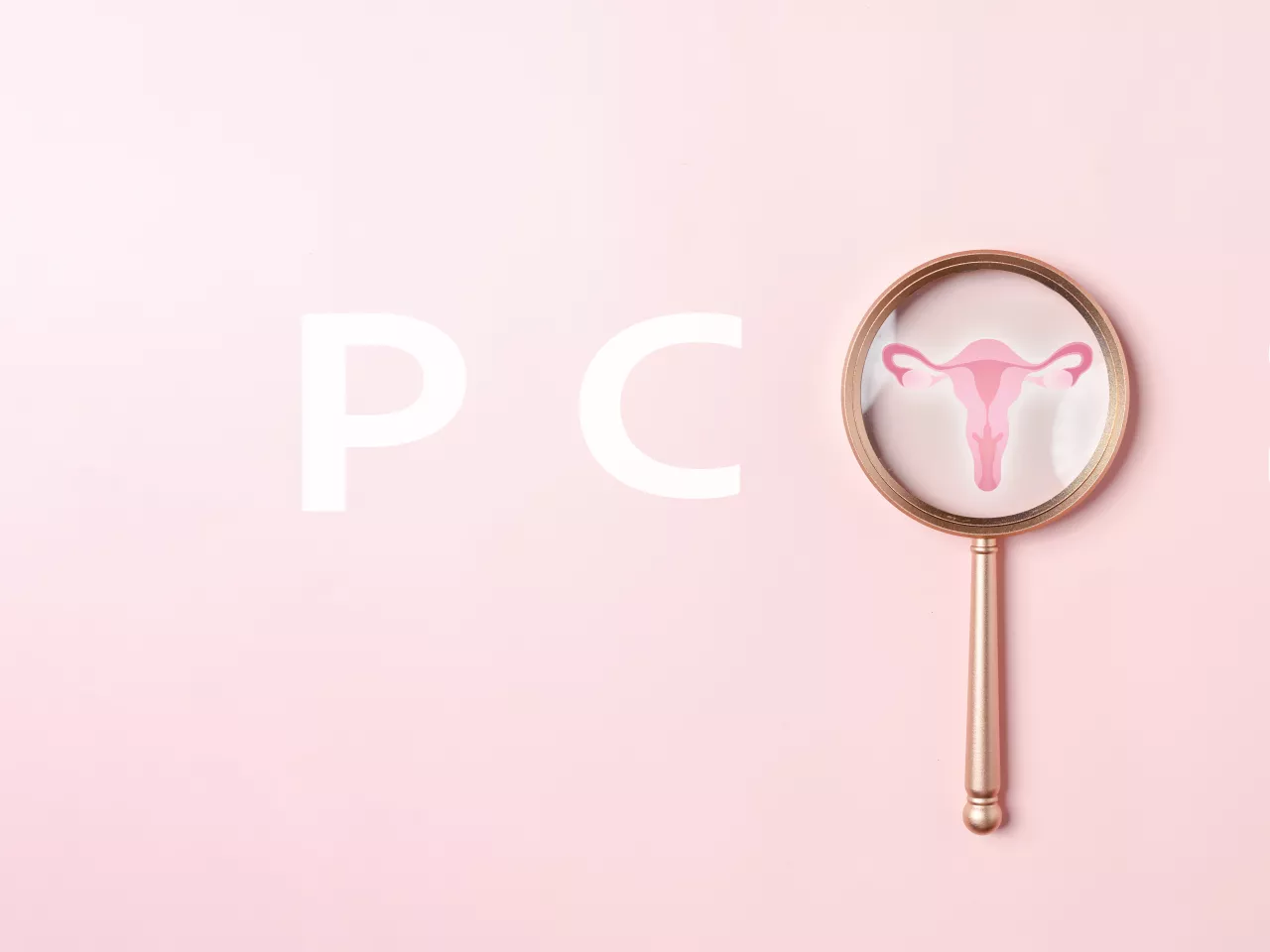 Der Schriftzug PCOS und eine Lupe