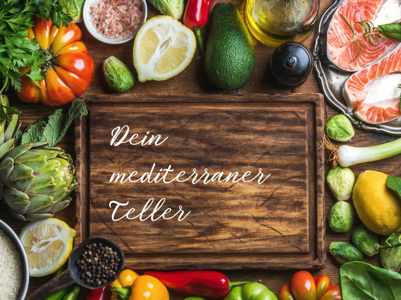 Verschiedene Lebensmittel wie Lachs, Tomaten, Olivenöl, Zitronen, Kräuter, Reis, Knoblauch und Salat sind um ein Holzbrett drapiert.